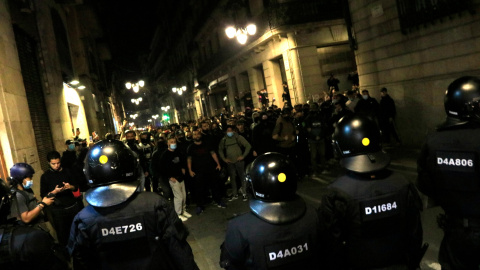 Un cordó de Mossos d'Esquadra davant de concentrats a Barcelona contra les restriccions per la covid-19. ACN/Laura Fíguls