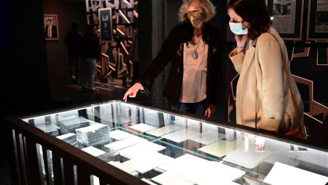 La presidenta de la Comunidad de Madrid, Isabel Díaz Ayuso (d), junto a Ana Iribar, viuda del edil donostiarra del PP Gregorio Ordóñez, durante la visita que ha realizado este sábado en el espacio cultural CentroCentro a la exposición 'Gregorio Ordó