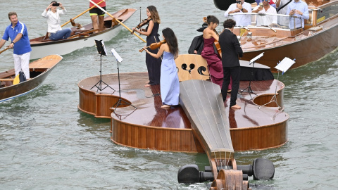 Un grupo de músicos toca en un espectáculo por los canales de Venecia, Italia.