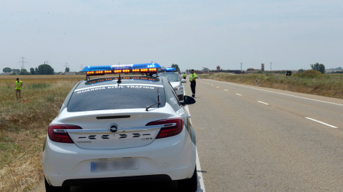 Inmediaciones del lugar en el que dos ciclistas han fallecido al ser arrollados por un conductor que se ha dado a la fuga./EFE