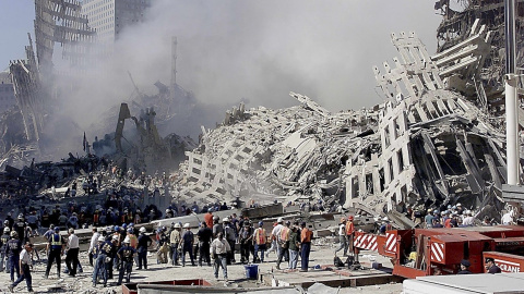 Bomberos y  equipos rescate trabajan en los restos de las Torres Gemelas del World Trade Center de Nueva York, dos días después de los atentados del 11-S. EFE/EPA/BETH A. KEISER / POOL