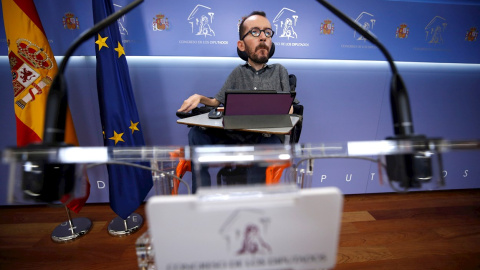 08/09/2021.- El portavoz de Podemos, Pablo Echenique, durante la rueda de prensa que ha ofrecido este miércoles en el Congreso. EFE/Javier Lizón