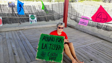 Karen Killen, activista de Xtinction Rebellion, muestra una pancarta que dice "Ayuno por la Tierra" durante su huelga de hambre.