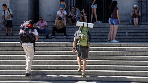 Turistas en frente de la Catedral de la Almudena en Madrid. REUTERS