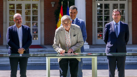 El presidente del Gobierno, Pedro Sánchez, con los secretarios generales de UGT, Pepe Álvarez, y de CCOO, Unai Sordo, y el presidente de CEOE, Antonio Garamendi, en la firma del acuerdo para la reforma de las pensiones, en los jardines del Palacio de la