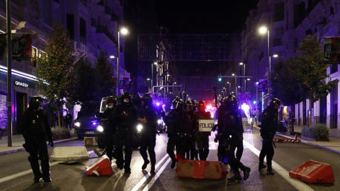 Miembros de la Policía Nacional recorren la Gran Via de Madrid ante las protestas convocadas esta noche por las medidas tomadas tras el aumento de contagios por coronavirus.