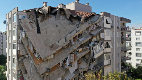 Imagen de un edificio destrozado por el terremoto de Esmirna.