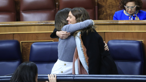 La ministra de Igualdad, Irene Montero (d), y la ministra de Derechos Sociales y Agenda 2030 , Ione Belarra (i), durante el pleno del Congreso que debate y vota el proyecto de Presupuestos Generales del Estado de 2023. EFE/ Zipi