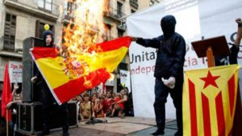 El Constitucional apuntala el delito de ultraje a la bandera con el mandato caducado de cuatro de sus jueces