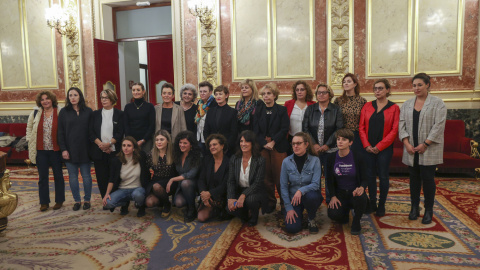 Foto de representantes de todos los grupos parlamentarios, a excepción de PP y Vox, en el Congreso contra la violencia política.