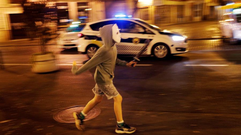 Un niño disfrazado corre por el centro de la ciudad durante esta noche en la que se celebra un Halloween "descafeinado", con toque de queda y mayor presencia policial.