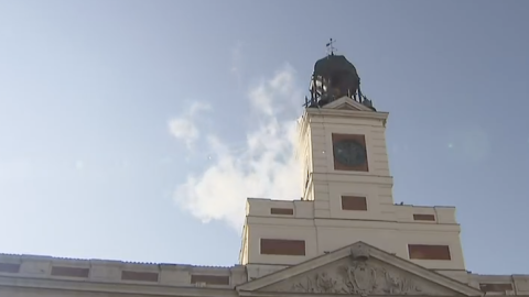 La débil columna de humo saliendo de la sede de la Presidencia de la Comunidad de Madrid este viernes 18 de febrero de 2022.- TVE