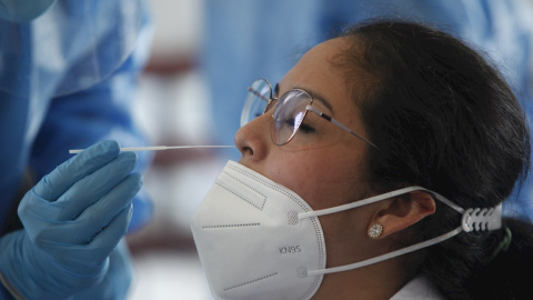 Una mujer se somete a una prueba PCR.