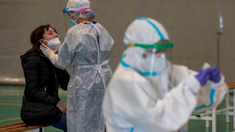 Una mujer se hace una prueba PCR.