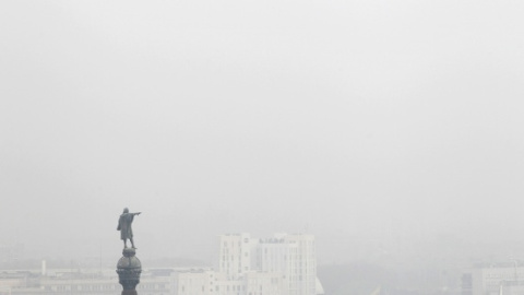 Foto de archivo de la contaminación del aire en Barcelona. / EFE