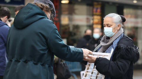 Hombre comprando lotería de Navidad