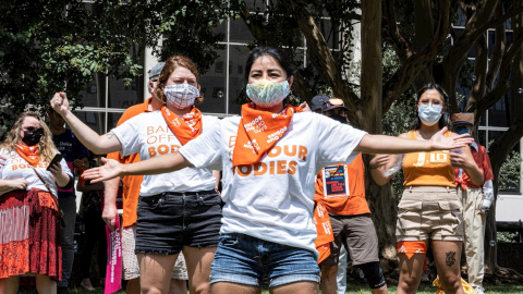 Un grupo de activistas protesta en Texas por la restrictiva ley del aborto.