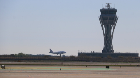 Un avió aterrant a l'aeroport del Prat en una imatge d'arxiu.