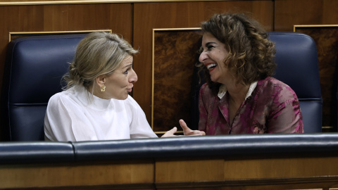 24/11/2022.- La vicepresidenta segunda del Gobierno y ministra de Trabajo y Economía Social, Yolanda Diaz, conversa con la ministra de Hacienda, María Jesús Montero, durante la última jornada de debate y votación de los presupuestos en el pleno del C