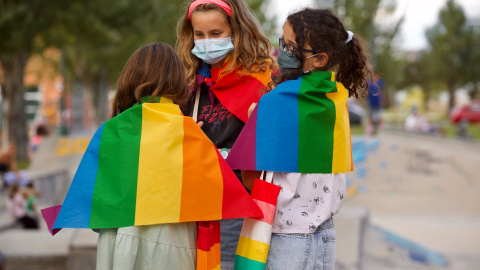 Ikusgune, el Observatorio contra la LGTBIfobia, ha organizado este jueves en Vitoria un acto de apoyo a la niña de 12 años ha sufrido en dos ocasiones acoso por parte de un grupo de menores por llevar una bolsa con los colores del arco iris.