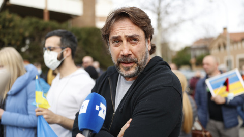 Javier Bardem en una manifestación de apoyo a Ucrania frente a la embajada rusa. (24/02/2022) Fotografía de Rodrigo Jimenez (EFE).