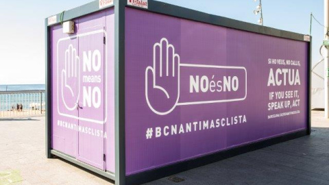 Estand de información contra la violencia machista del Ayuntamiento de Barcelona instalado en el Paseo Marítimo / PÚBLICO