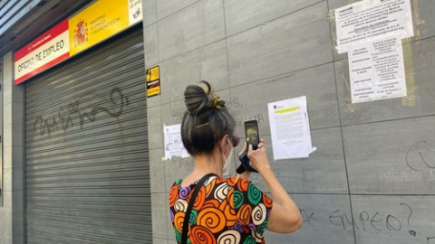 Una mujer delante de una oficina del SEPE. Eduardo Parra / Europa Press.