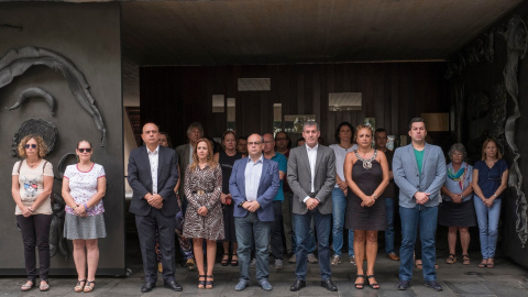 El presidente del Gobierno de Canarias, Fernando Clavijo (3º d), junto a otros miembros del Ejecutivo , durante el minuto de silencio que se guardó en memoria de la mujer asesinada en Santa Cruz de Tenerife EFE/CRISTÓBAL GARCÍA