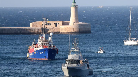 Una embarcación de patrulla de las Fuerzas Armadas de Malta (d) escolta al buque de salvamento de la ONG Lifeline (i) con unos 230 inmigrantes a bordo a su llegada al Gran Puerto de La Valeta (Malta).- EFE/DOMENIC AQUILINA