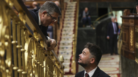 24/11/2022.- El diputado de ERC Gabriel Rufián (d) conversa con el diputado del PSOE Patxi López durante la última jornada de debate y votación de los presupuestos en el pleno del Congreso, este jueves. El Congreso de los Diputados ha aprobado hoy el 