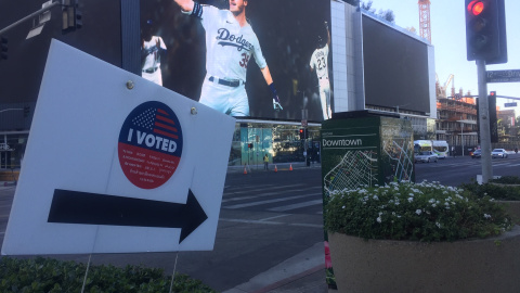 El Staples Center, el pabellón deportivo donde Los Angeles Lakers, los Clippers y los LA Kings disputan sus respectivos partidos de liga, lleva varios días convertido en uno de los centros de votación en el centro de Los Ángeles.