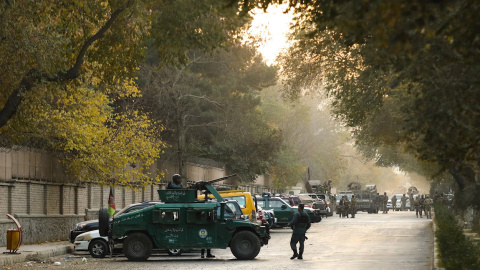 Fuerzas de Seguridad Afganas vigilan el perímetro de la Universidad de Kabul, donde este lunes se ha producido un atentado.