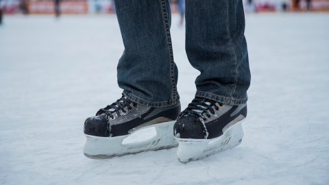 En funcionamiento la pista de hielo y el tren 'El grillo' para estas navidades