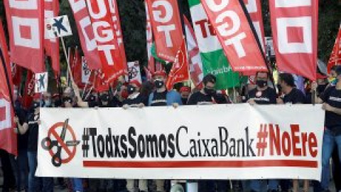 Los trabajadores de Caixabank protestan contra los despidos mientras la junta aprueba el sueldo de los directivos