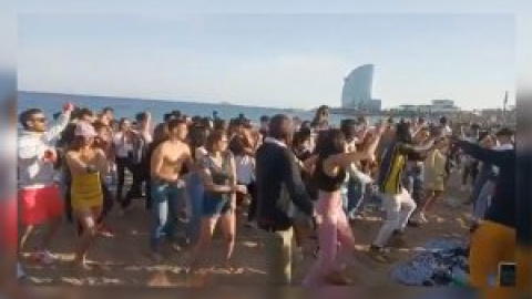 "Esto es insostenible ya": con la cuarta ola en ciernes, un vídeo de decenas de personas bailando en la playa de Barcelona desata la polémica