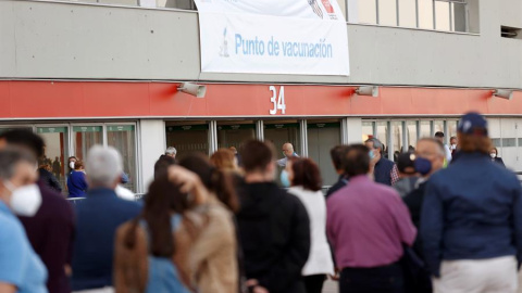 Vista de las personas que esperan para recibir la vacuna este jueves en el estadio Wanda Metropolitano.