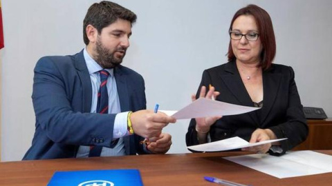 El presidente murciano Fernando López Miras y la vicepresidenta de Ciudadanos, Isabel Franco, durante la firma del acuerdo de gobierno.