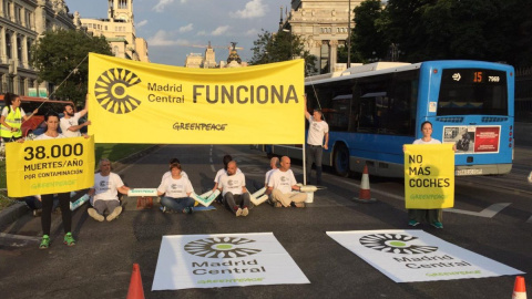 Activistas de Greenpeace cortan accesos al tráfico en Madrid Central. Twitter Greenpeace