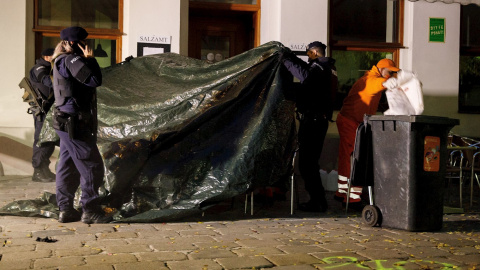 La policía austríaca y los trabajadores limpian la escena del crimen después de múltiples tiroteos en el primer distrito de Viena, Austria.