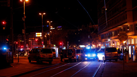 La policía bloquea una calle cerca de la plaza Schwedenplatz después de un tiroteo en Viena.