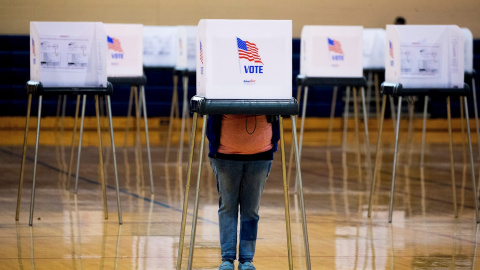 02/11/2020.- Una persona ejerce su derecho al voto anticipado, este lunes en un colegio electoral de Bowie, Maryland (Estados Unidos).