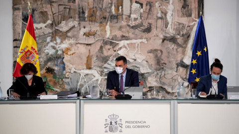 El presidente del Gobierno, Pedro Sánchez (c), preside la reunión del Consejo de Ministros.