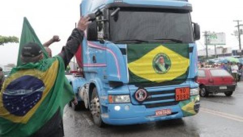 Se levantan los bloqueos de camioneros en Brasil, pero los bolsonaristas siguen sin reconocer la derrota