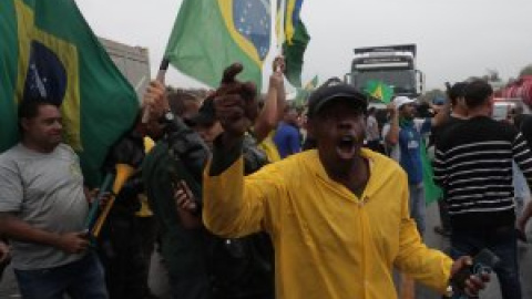 Bolsonaristas exigen un golpe de Estado a las puertas de los cuarteles de Brasil