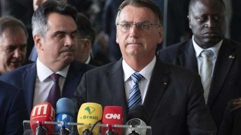 El presidente de Brasil, Jair Bolsonaro, comparece ante los medios tras su derrota electoral, en Brasilia a 1 de noviembre de 2022.