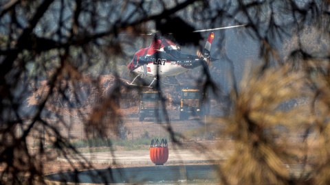 Un helicóptero trabaja en la extinción del incendio forestal de Sierra Bermeja que ha afectado a cuatro municipios de la provincia de Málaga.