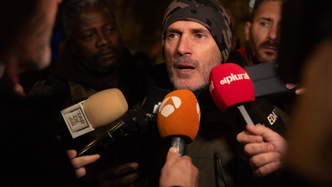 El líder de Desokupa, Daniel Esteve, atiende a los medios durante una concentración en contra de la amnistía, frente a la sede del PSOE en la calle Ferraz. Imagen de archivo.