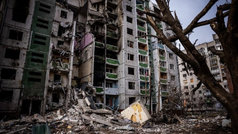 La imagen tomada el 4 de marzo de 2022 muestra un edificio residencial dañado durante un bombardeo el día anterior en la ciudad de Chernihiv. Dimitar DILKOFF / AFP