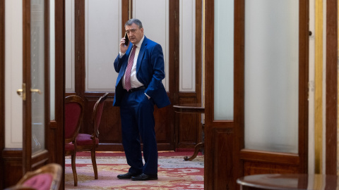 Aitor Esteban, portavoz del PNV en el Congreso, hablando por teléfono en los pasillos de la Cámara Baja.