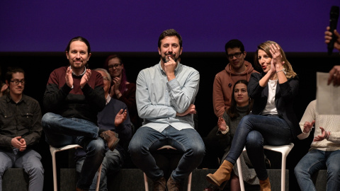 23/11/22 Gómez Reino, entre Pablo Iglesias y Yolanda Dïaz, en un acto de Podemos en Galicia.